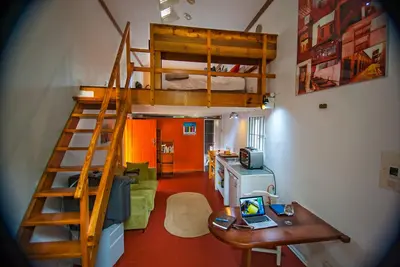 Image de Notre chalet indépendant ensoleillé et créativement conçu est disponible pour votre travail