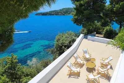 Villa grecque en bord de mer à Skiathos avec plage de sable semi-privée