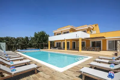 Image de Superbe grande amusant villa familiale avec plage artificielle, piscine chauffée, salle de jeux
