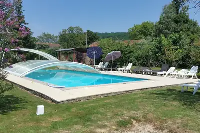 Image de Gite 4 est un gîte de 3 chambres situé dans un joli jardin avec une piscine commune