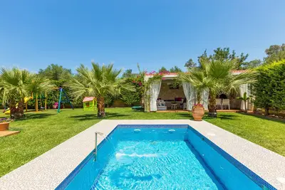 Image de Villa Dimtrios, le luxe! Avec jacuzzi, piscine privée, gymnase, ping-pong et aire de jeux!