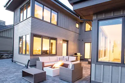 Image de Vues sur la montagne, près de la forêt de Deschutes Natl, bain à remous privé, foyer, salle de jeux