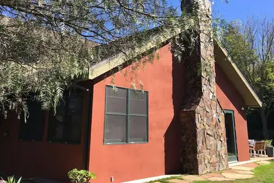 Image de Située au milieu de la région viticole, cette maison magnifiquement conçue