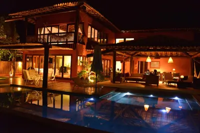 Image de Maison incroyable avec 05 suites à côté des piscines naturelles.