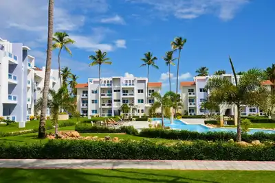 Superbe condo récent avec piscine luxueuse