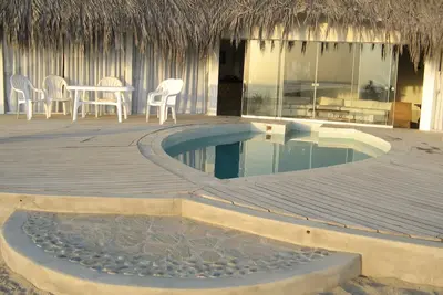 Image de casa relajante frente al mar con piscina privada, perfecta para descansar.