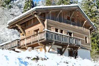 Image de Luxueux chalet familial spacieux avec une vue magnifique, à côté des pistes.