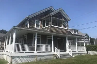 Image de Oceanview Beach House avec de superbes vues et un porche enveloppant, à quelques pas de la plage