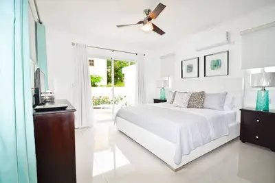 Magnifique nouveau condo dans la communauté Beach-Front de Los Corales!
