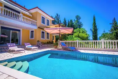 Image de Villa pieds dans l'eau avec ponton privé - 3 chambres avec piscine familiale isolée