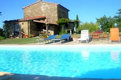 Image de Villa Lavanda A: Une ferme accueillante de deux étages entourée de verdure.