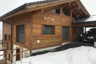 Image de Superbe chalet de ski contemporain avec vue dégagée sur les montagnes incroyables