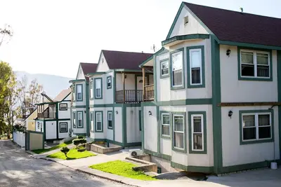 Image de Belles Villas dans un cadre pittoresque avec Montagne et vue sur la mer