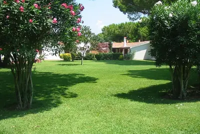Image de Paestum: Villa dans parc avec jardin, piscine 1/6 -15/9 et terrain de football