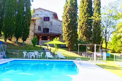 Image de ferme calcinaia au bord du lac Appartement Loggia x 6/9 piscine, parc barbecu