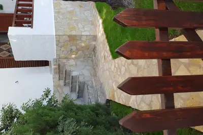 Image de Appartement avec jardin privé et terrasse avec vue sur la piscine et le côté plage