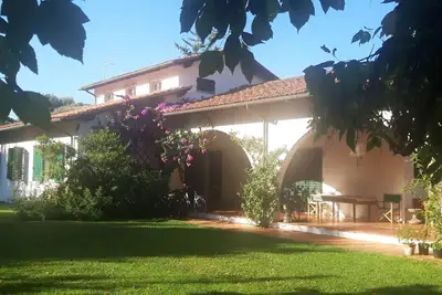 Les grandes années 60 villa avec un grand jardin, à deux pas de pierre de la mer.