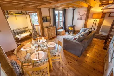 Image de Chalet de 2 chambres avec sauna et poêle à bois, 350m du centre