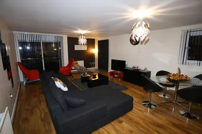 Image de Appartement de luxe immaculé de deux chambres doubles au dernier étage avec une vue imprenable sur la rivière