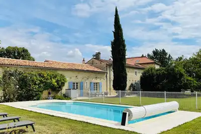 Image de Belle maison en pierre grande piscine privée chauffée, idéale pour les familles