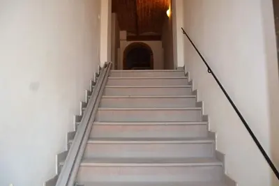 Image de village en pierre de charme avec piscine, tennis, dans la campagne près de la mer