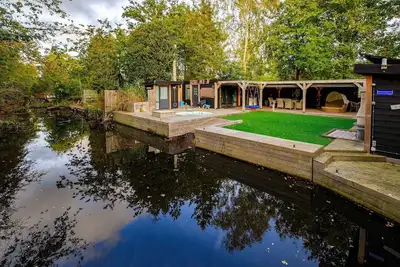 Image de Belle maison pour être avec un grand jardin, accessible uniquement par bateau