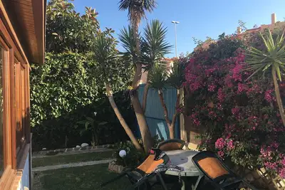 Image de Grande et charmante maison à côté de Playa de Los Lances (avec jardin et parking).