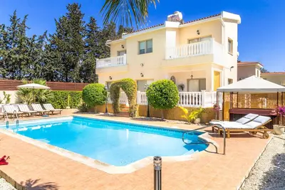 Image de Magnifique villa de 5 chambres, piscine chauffée, bain à remous, haut de gamme, près du village