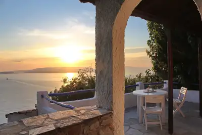 Villa Camelia. Accès à la mer du parc privé. Vue privilégiée sur la mer Égée.