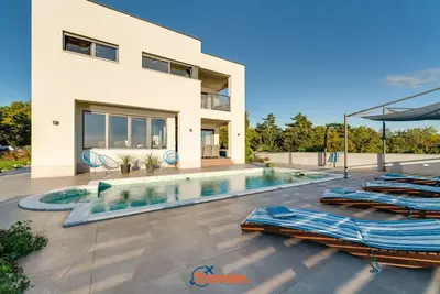 Image de Villa de luxe avec piscine près de la plage, vue magnifique sur la mer et aire de jeux pour enfants