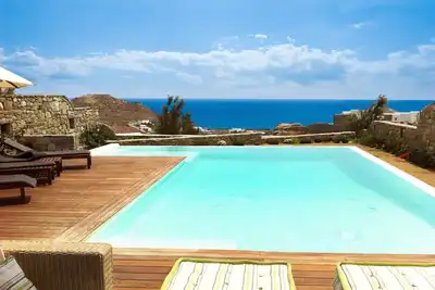 Image de Villa Nestor, située au sud de Mykonos, entre les plages de Kalafatis et Kalo Livadi, avec piscine