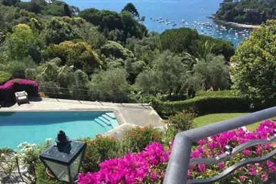 Image de Vue sur la mer, jardin et piscine.