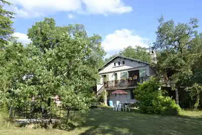 Image de Villa entière et isolée sur un point de vue. Animaux bienvenus