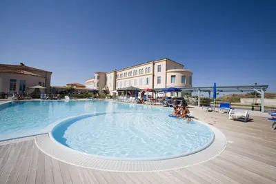 Image de Résidence en bord de mer dans une pinède avec piscine, dans un parc naturel
