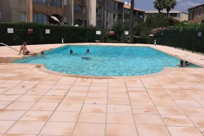 Image de Appart. rénové contemporain avec piscine à 150 m de la mer, face aux Iles d'Or