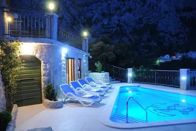 Image de ctma121 - Maison traditionnelle en pierre avec piscine chauffée et bain à remous, pour 8 personnes