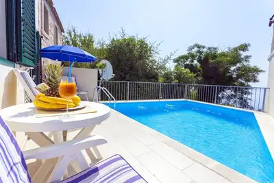 Image de cttu114 location de vacances avec piscine dans le village de Gornji Tucepi, 2 chambres, 4 + 2 personnes