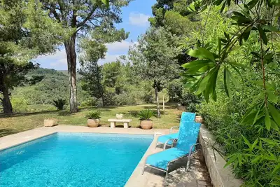 Image de Superbe villa située dans une pinède, avec piscine, à 15 minutes des plages.