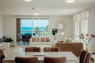 Image de Superbe Eagle Beach View Condo