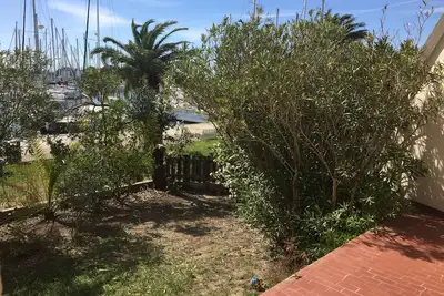 Image de P2 terrasse et jardin, proche plage, résidence avec piscine.