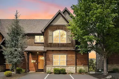 Image de Lakefront Villa ~ Le # 1 station de luxe ~ Piscine ÉNORME / Waterpark ~ Lazy River ~ 2mi à la Ddc!