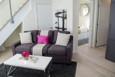 Image de Brand New 2 Bdrm Coach House Cambie - 5 Min à pied King Edward Skytrain