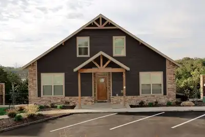 Image de 3 chambres avec vue sur le lac, à quelques minutes de Silver Dollar City w / Resort Resol