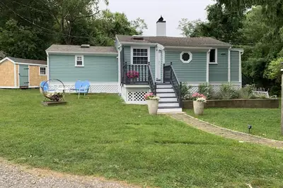 Image de Fairy Tale Cottage moins de 1 mile à 2nd & Third Beach.