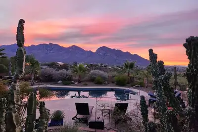 Image de Comme rester dans votre propre complexe privé! Hilltop Oro Valley Home!