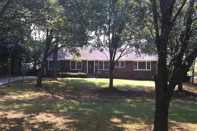 Image de Maison confortable, confortable et lumineuse — Marchez jusqu'aux restaurants et magasins de la rue Canton — Animaux acceptés! ! !