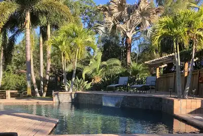 Image de Bella's B&B a Tropical Treasure Room # 1 sans frais Lit queen, Salle de bain en suite