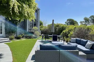 Image de Charmante maison avec de beaux détails et de la lumière partout sur le bord de la ville!