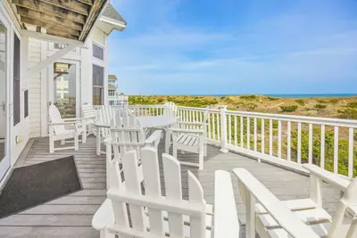 Image de Oceanfront Luxury-Sparkling Pool w / Waterfall, Hot Tub, Tiki Bar, Media + Game Rms
