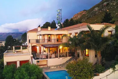 Image de La Vue Parfaite - une villa de 7 chambres avec une vue fantastique sur la mer et les montagnes